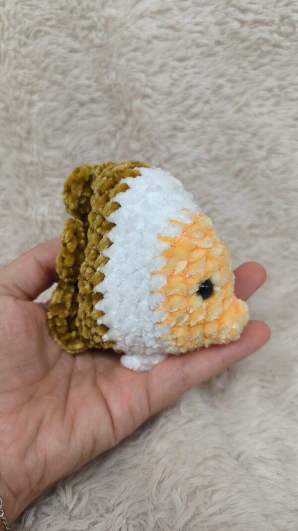 Amigurumi con forma de pez tejido en lana de terciopelo, dorado, blando y amarillo