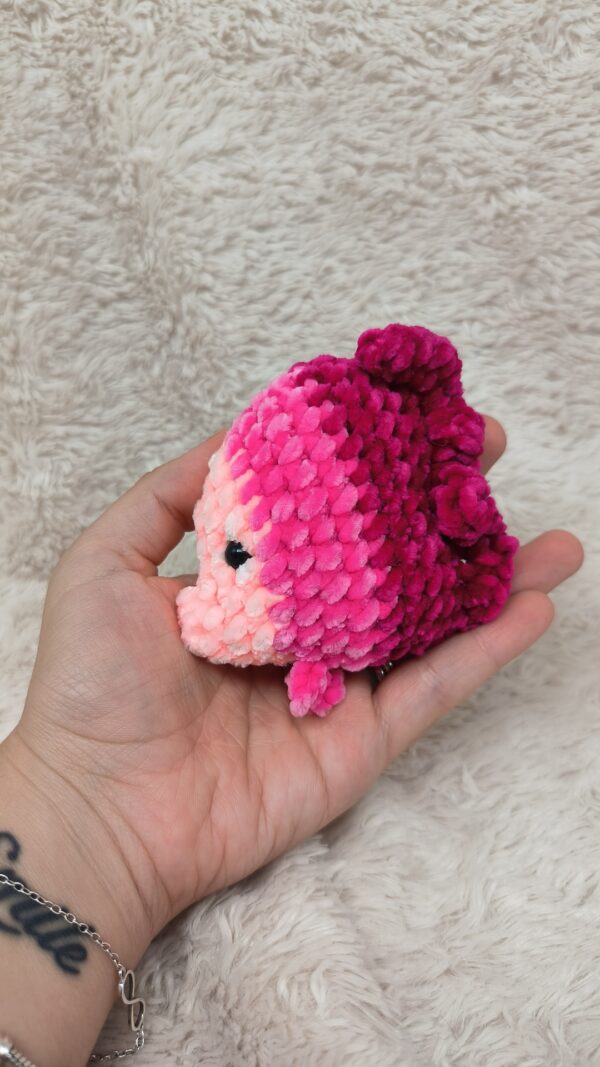 Amigurumi con forma de pez tejido en lana de terciopelo. Fucsia, rosa oscuro y rosa claro