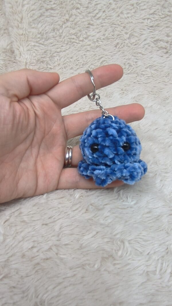 Llavero amigurumi tejido con lana de terciopelo suave con forma de pulpo. Color azul oscuro